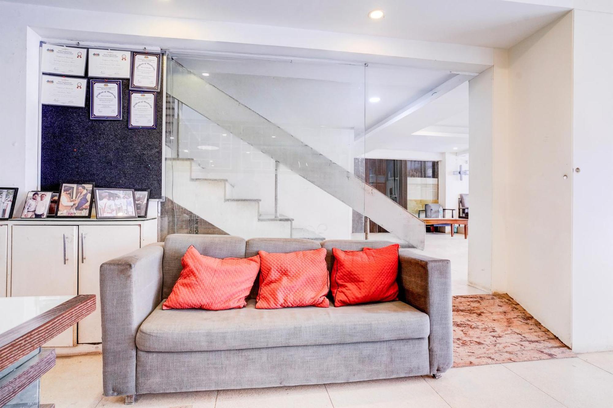 Super Townhouse Khar The Unicontinental Hotel Mumbai  Buitenkant foto