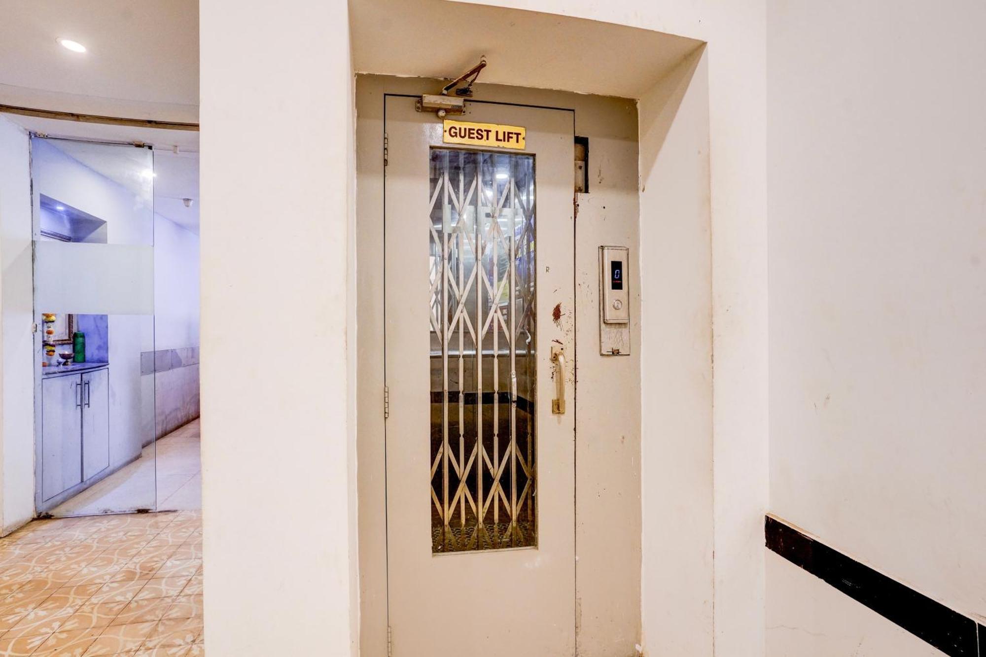 Super Townhouse Khar The Unicontinental Hotel Mumbai  Buitenkant foto